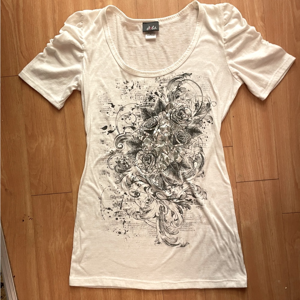 Ruched sleeve tunic length metallic graphic tee
